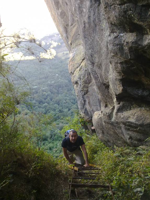 Descendo a Pedra do Baú na região de Campos do Jordão - SP